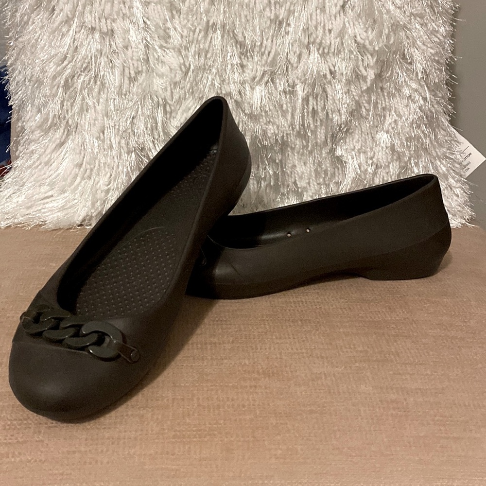 WOMEN’S BROWN CROCS FLATS